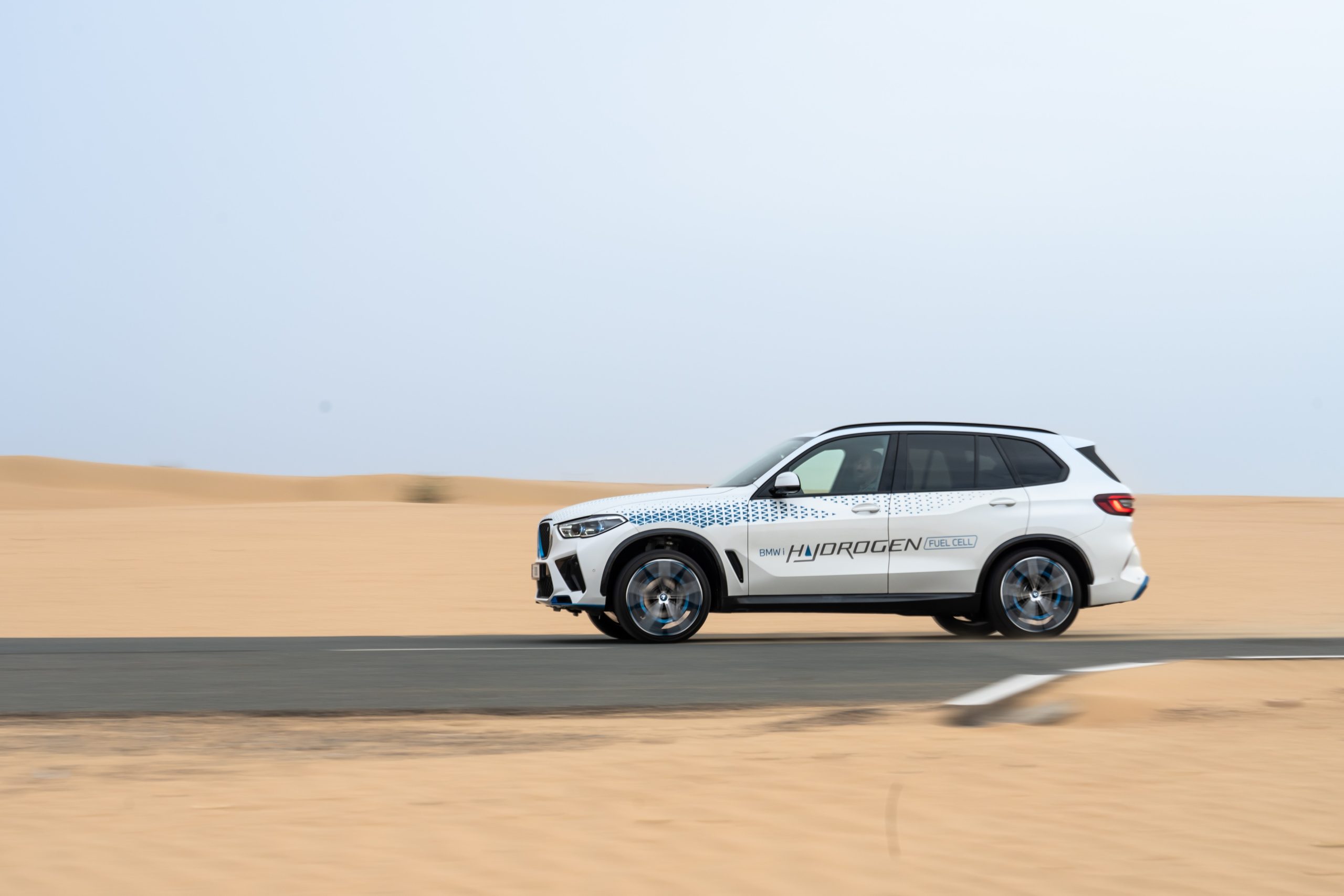 سيارةBMW iX5 Hydrogen  تقدّم أداءً مبهراً في اختبارات القيادة الصحراوية وسط ظروف مناخية قاسية