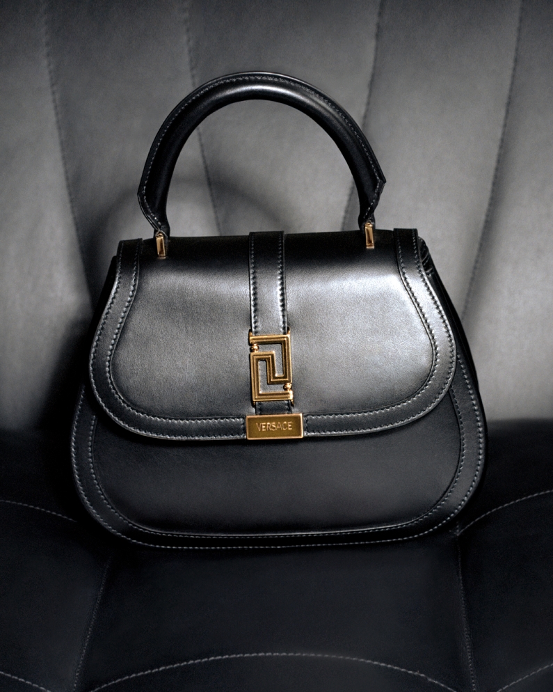 Versace تعلن حقيبة Greca Goddess Top Handle الجديدة