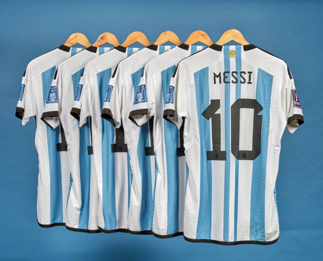 دار سوذبيز للمزادات يقدّم مجموعة من ستة قمصان ارتداها ليونيل ميسي في كأس العالم فيفا 2022