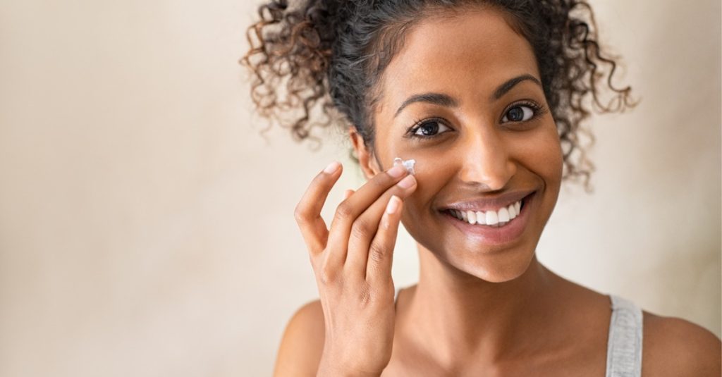 Moisturizing the skin عام جديد بشرة جديدة ترطيب البشرة