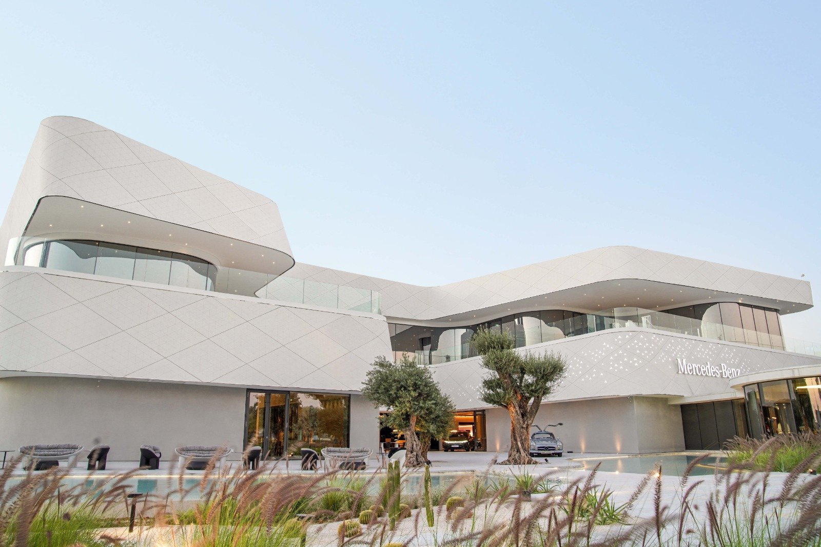 مجموعة قرقاش تعلن افتتاح مركز مرسيدس-بنز الجديد في دبي