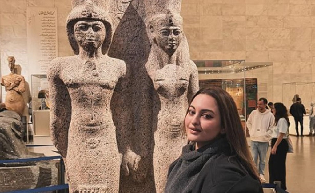 سوناكشي سينها توثق رحلتها إلى المتحف المصري