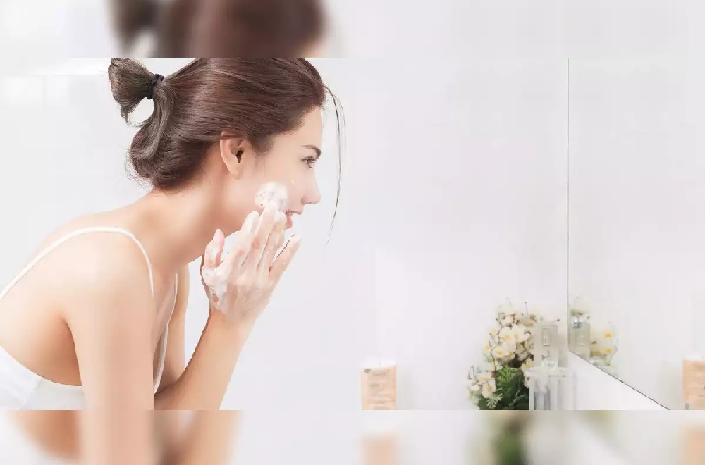 woman Face Wash غسول الوجه
