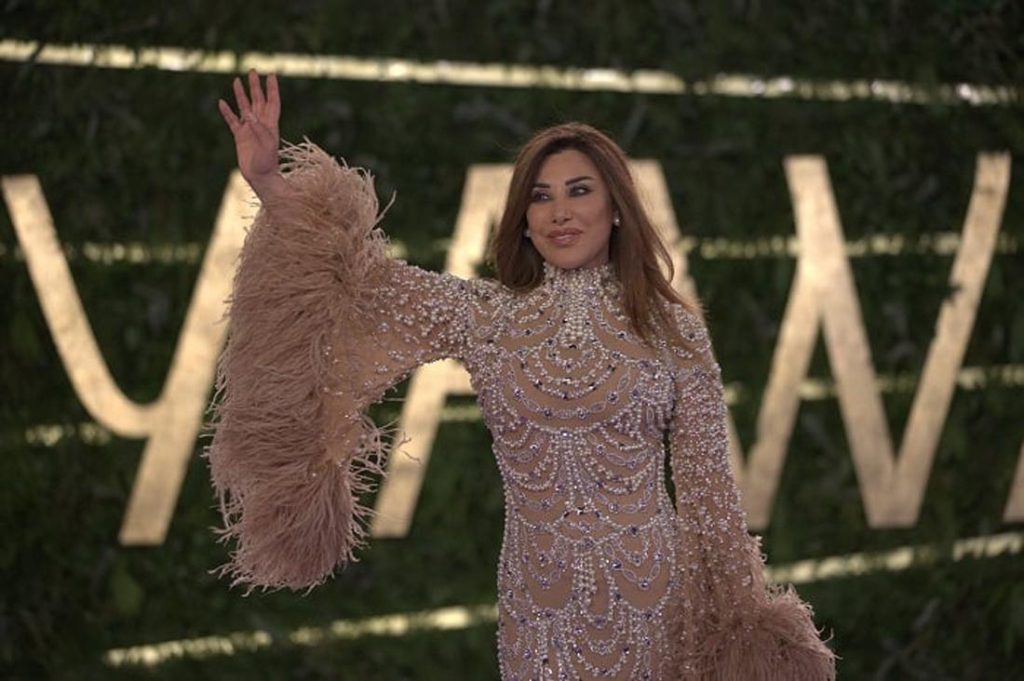 فساتين مزينة بالريش:5