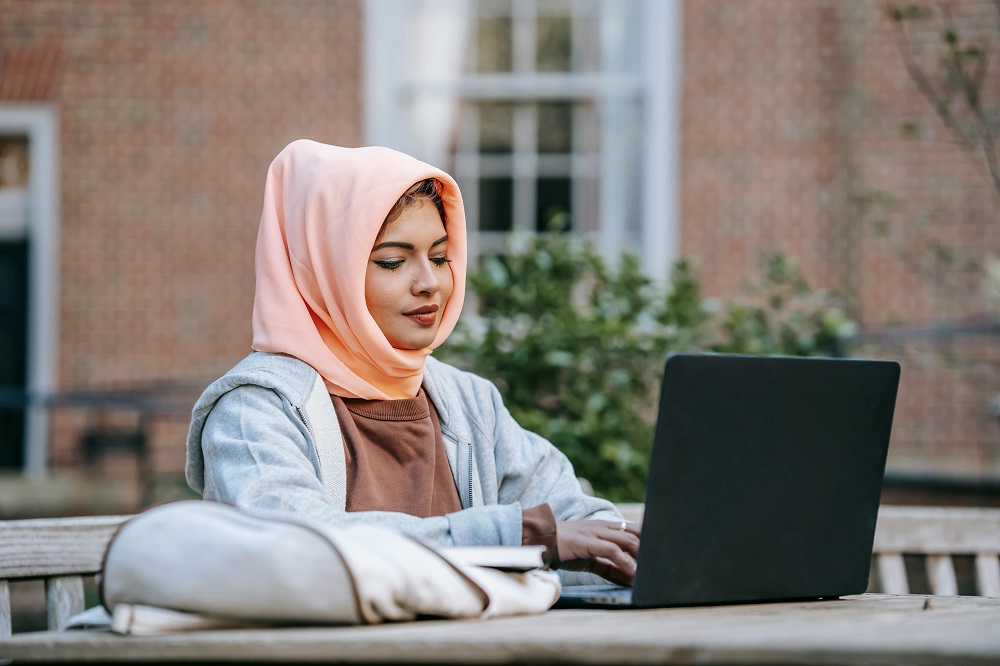 امرأة مسلمة تدون في رمضان
