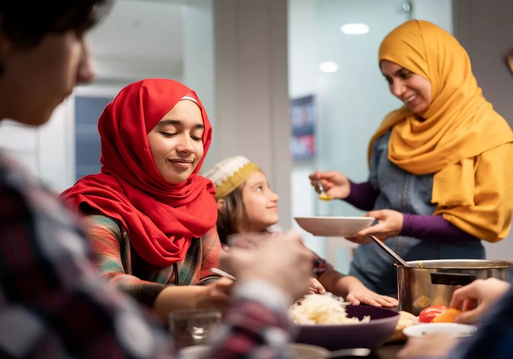 عائلة مسلمة تتناول الإفطار في رمضان