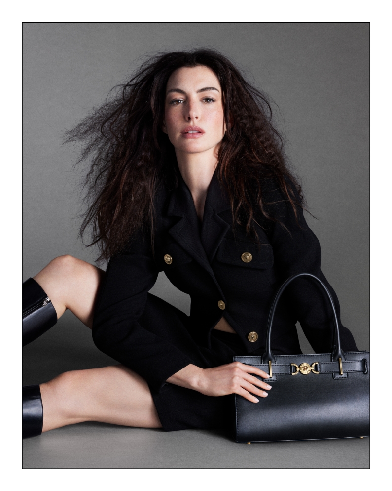 إطلاق الحملة الإعلانية لمجموعة Versace Icons مع النجمة Anne Hathaway