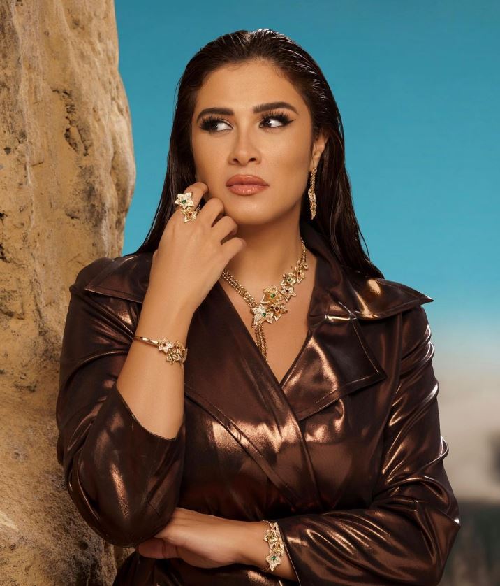 ياسمين عبد العزيز تثير الجدل في أول إطلالة تلفزيونية بعد طلاقها
