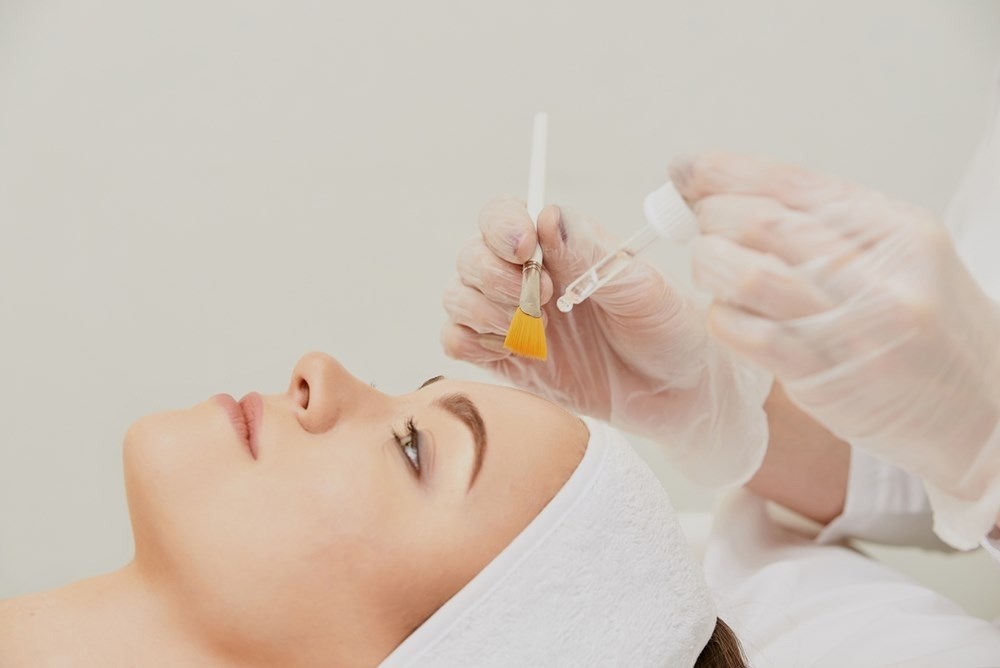 تجنبي منتجات التجميل الكثيرة حفاظا على بشرة نضرة