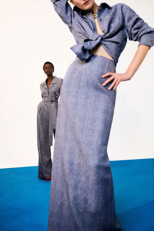 Carolina Herrera تطلق تشكيلتها لموسم ما قبل خريف 2025
