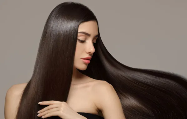 منقوع إكليل الجبل يجعل خصلات الشعر أكثر طولاً ولمعاناً
