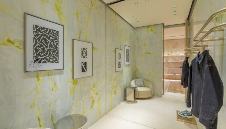 أعلنت دار FENDI افتتاح متجرها الجديد في الرياض، في الطابق الأرضي من مول سوليتير. تولّى تصميم البوتيك الممتدّ على مساحة 290 مترًا مربعًا قسم الهندسة المعمارية في دار FENDI فكانت النتيجة متجرٌ يعكس روحية الدار وجوهرها في حلّة جديدة استُلهمت من الأنماط والمواد المحلية.