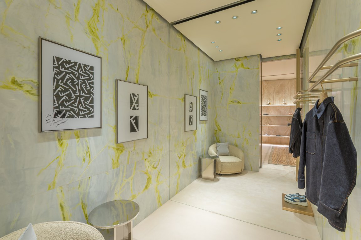 أعلنت دار FENDI افتتاح متجرها الجديد في الرياض، في الطابق الأرضي من مول سوليتير. تولّى تصميم البوتيك الممتدّ على مساحة 290 مترًا مربعًا قسم الهندسة المعمارية في دار FENDI فكانت النتيجة متجرٌ يعكس روحية الدار وجوهرها في حلّة جديدة استُلهمت من الأنماط والمواد المحلية.