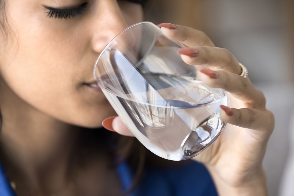 أهمية شرب الماء بعد تناول الحلويات
