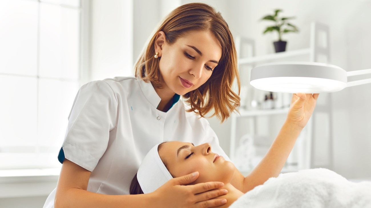 أحدث صيحات التجميل وطرق تنفيذها
