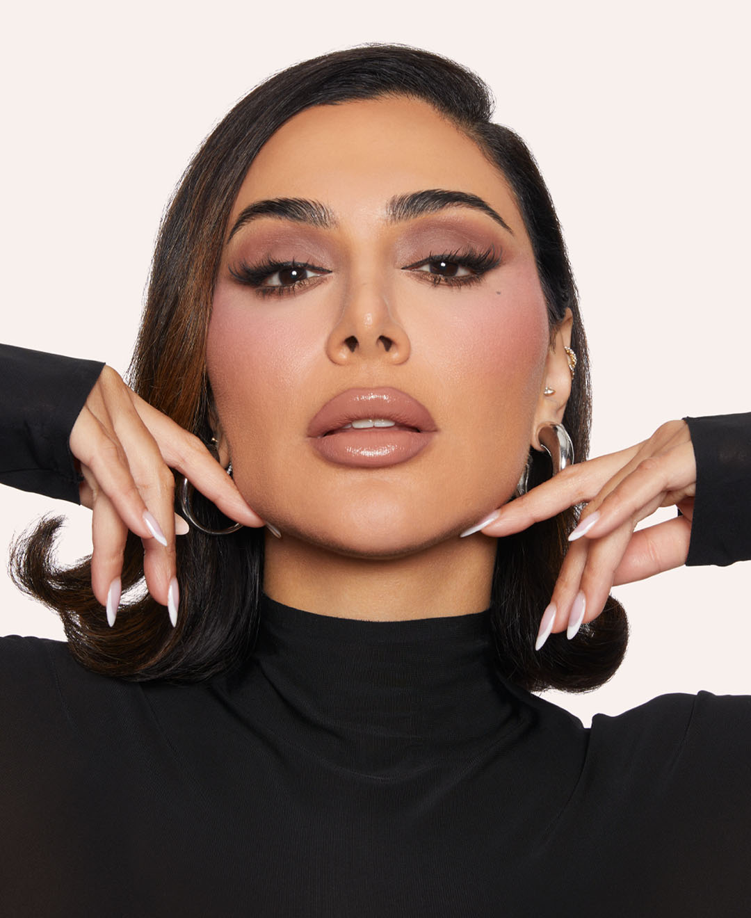 Huda Beauty تقدم بخاخ التثبيت Easy Bake
