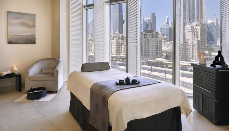 علاجات للوجة في سبا سينسيز فندق كمبينسكي بالتعاون مع Aromatherapy Associates