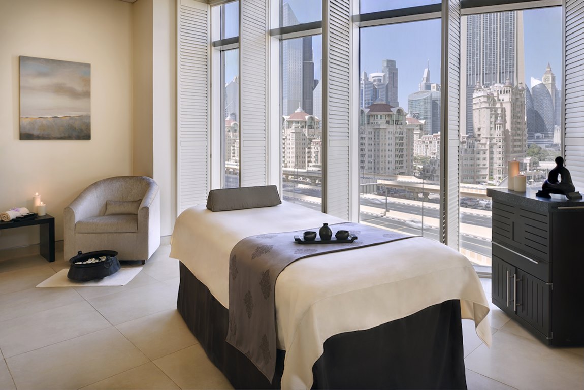 علاجات للوجة في سبا سينسيز فندق كمبينسكي بالتعاون مع Aromatherapy Associates