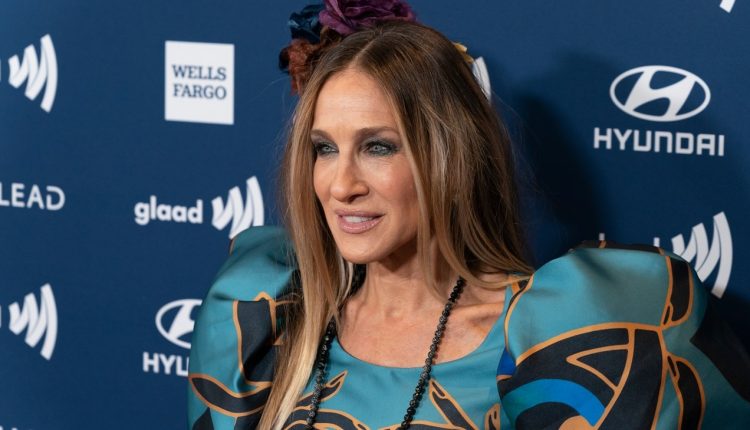 سارة جيسيكا باركر في سن الـ 60 تتألق بجمالها