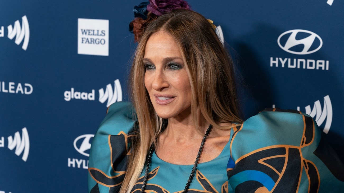 سارة جيسيكا باركر في سن الـ 60 تتألق بجمالها