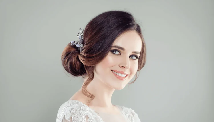 عروس تضع شعر مستعار