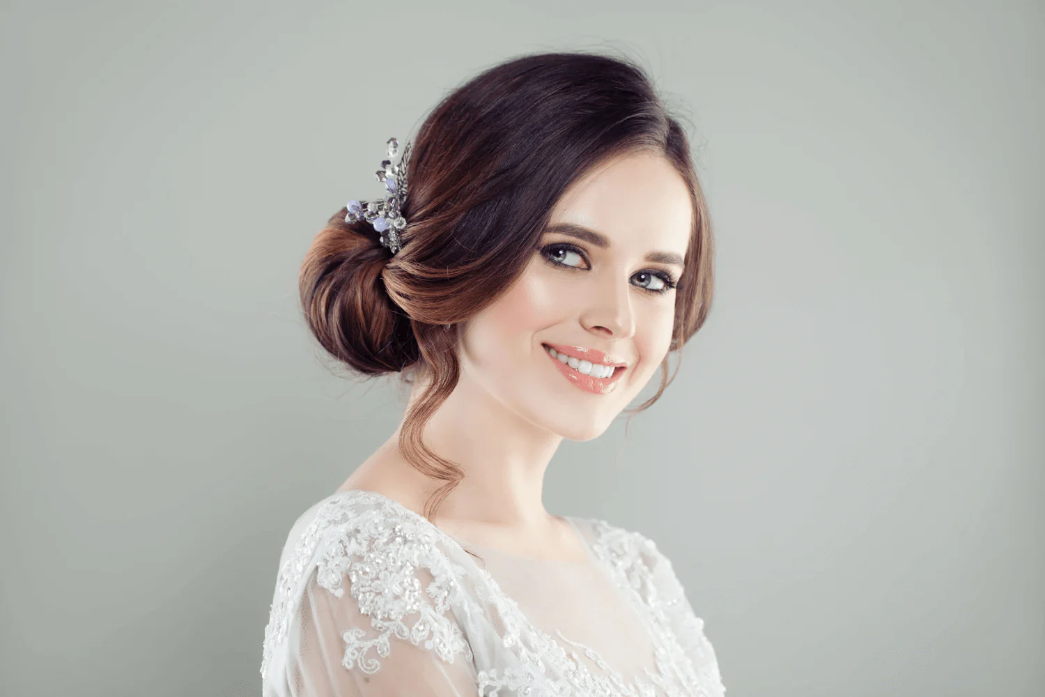 عروس تضع شعر مستعار