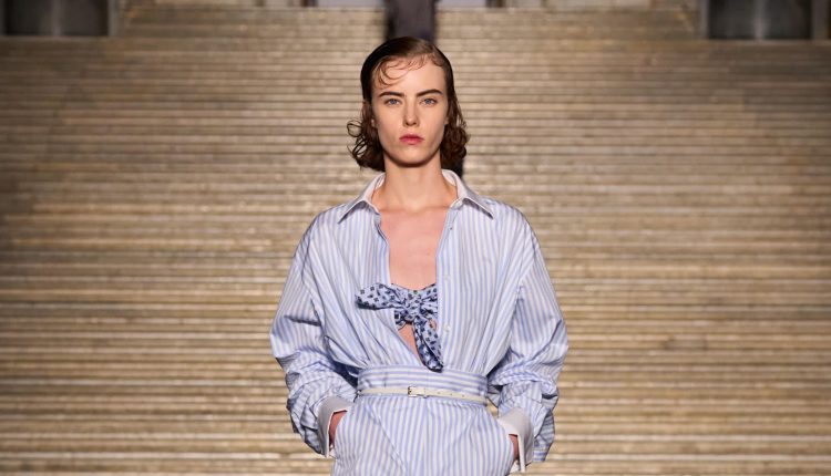 أناقة السفر: Max Mara تطلق تشكيلة العطلات والرحلات 2026