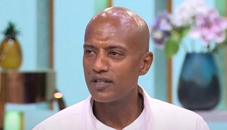 أمير صلاح الدين يحكي تفاصيل مرضه النادر ورحلة العلاج بمرافقة زوجته