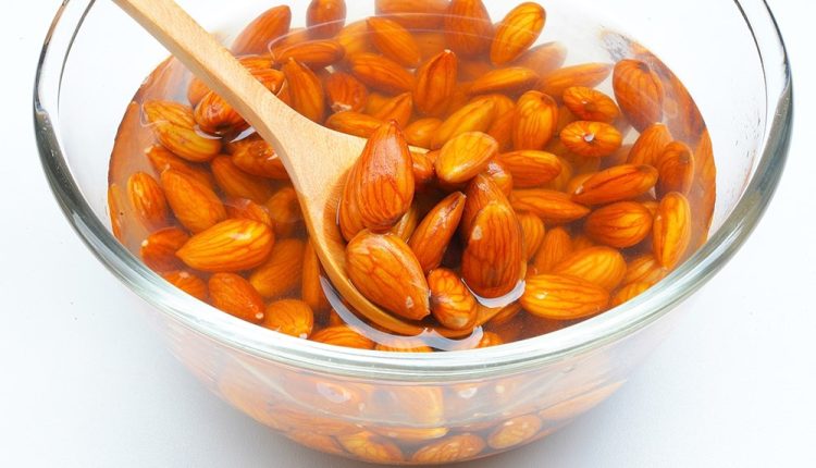 كنز غذائي لتعزيز صحتك وجمالك باللوز والعسل