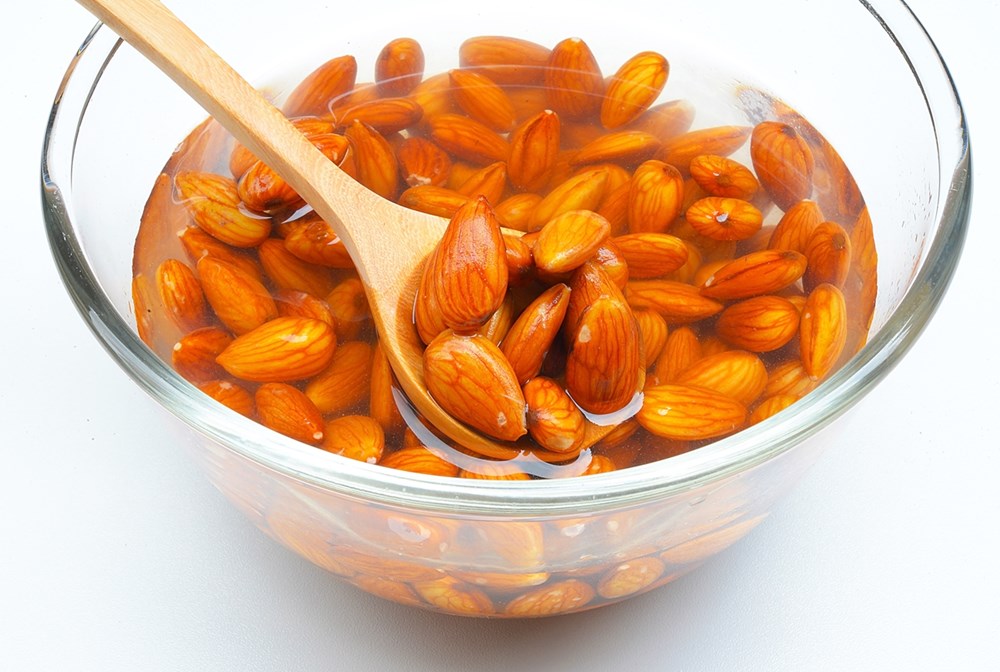 كنز غذائي لتعزيز صحتك وجمالك باللوز والعسل