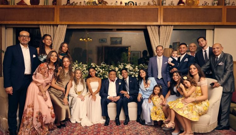 رامي إمام يستخدم النوستالجيا للاحتفال بعقد قران ابنه وظهور نادر للزعيم خلال الحفل