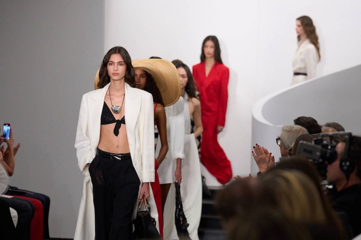 مفاجآت وصيحات جديدة في أسابيع الموضة