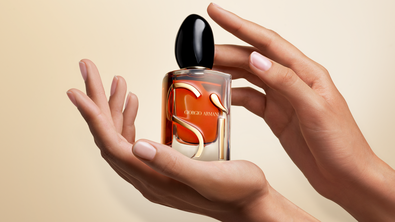 جورجيو أرماني تسدل الستار على عطرها الجديد الآسر