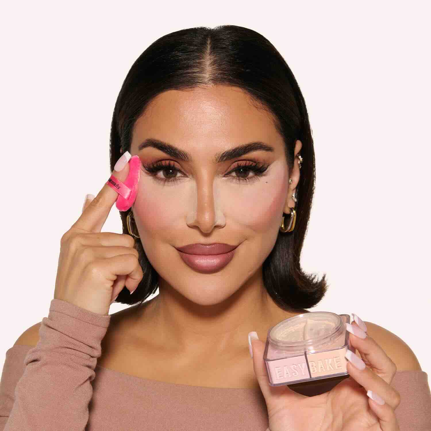 سر مكياج النجوم: Huda Beauty تطلق Easy Bake Duo، بودرة خفيفة الوزن بتغطية مضاعفة