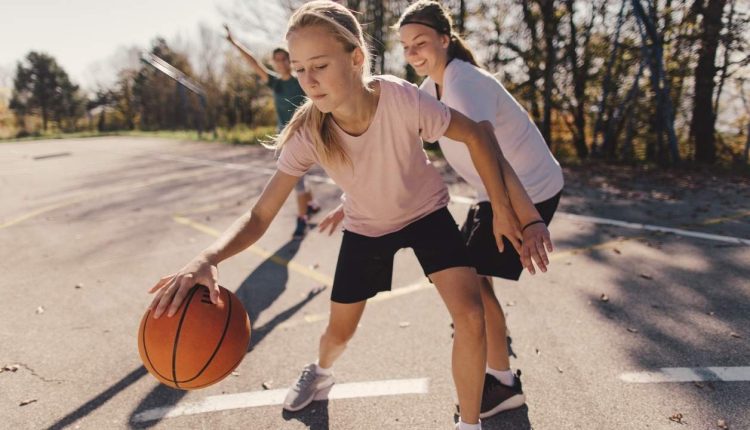 فتيات يلعبن كرة السلة