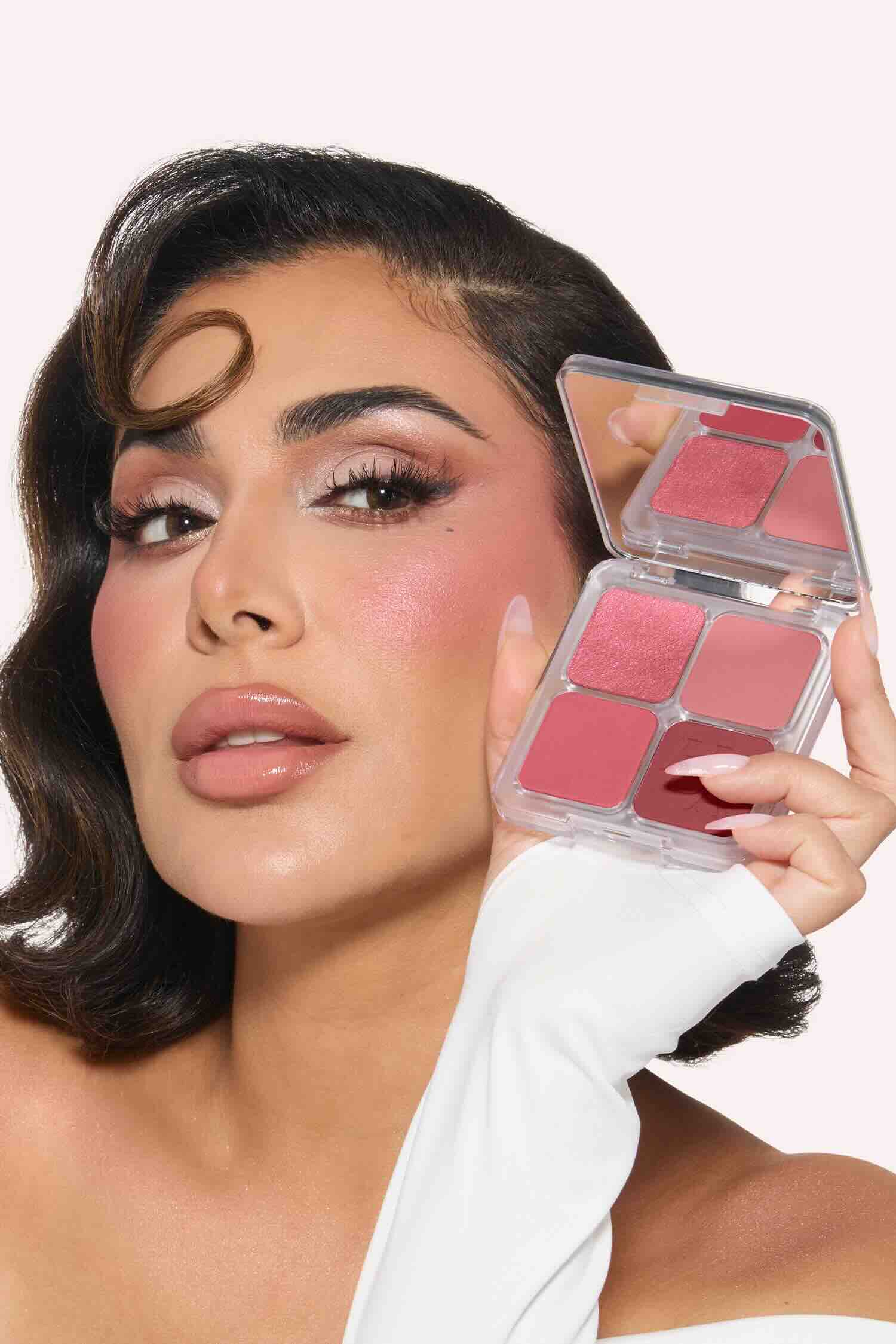ثورة HUDA BEAUTY اللونية: باليت "Blush Filter" ينهي حقبة البلاشر التقليدي