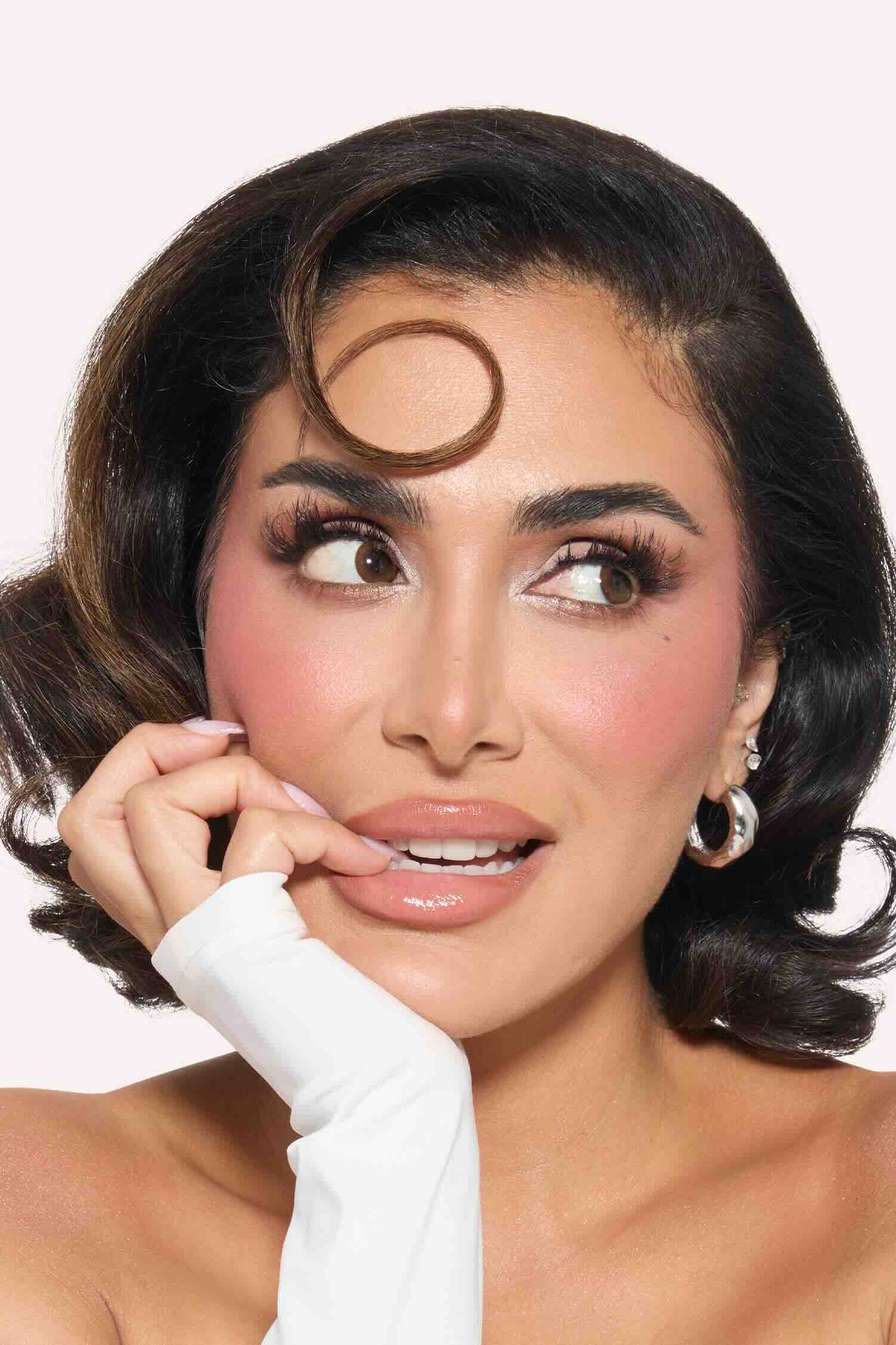 ثورة HUDA BEAUTY اللونية: باليت "Blush Filter" ينهي حقبة البلاشر التقليدي