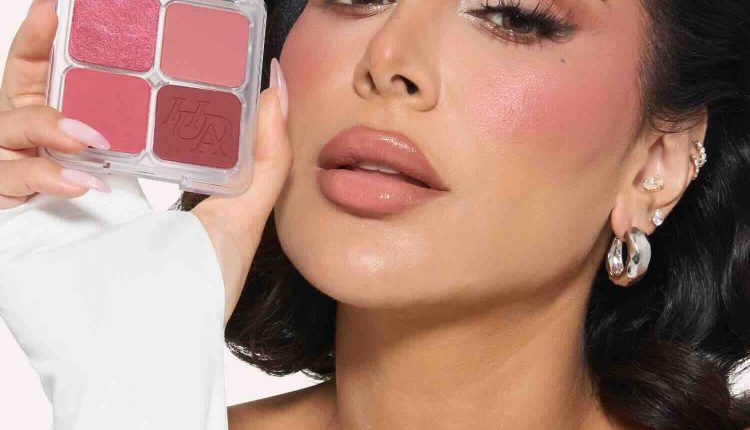 ثورة HUDA BEAUTY اللونية: باليت "Blush Filter" ينهي حقبة البلاشر التقليدي