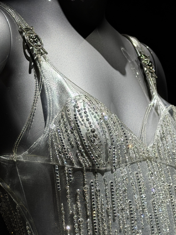 سواروفسكي تكشف فصلا استثنائيا من معرضها العالمي Masters of Light Hollywood