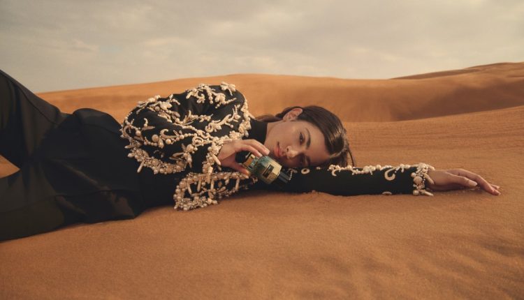 CAROLINA HERRERA تلتقي بعبق الصحراء: 'TRUE OUD' يروي قصة التراث العربي.