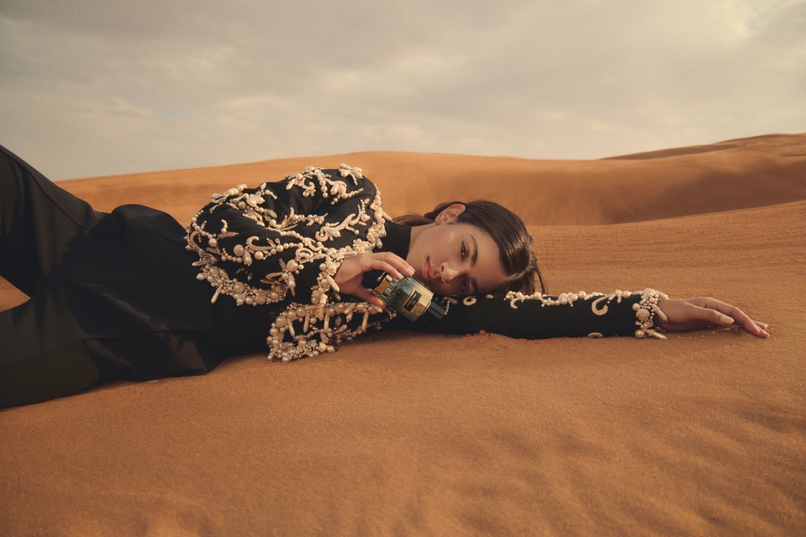 CAROLINA HERRERA تلتقي بعبق الصحراء: 'TRUE OUD' يروي قصة التراث العربي.