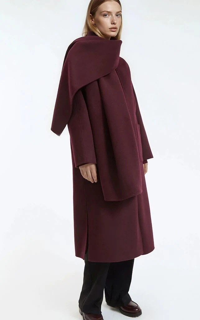 لا غنى عن معطف الوشاح الطويل في خزانتكِ هذا الشتاء