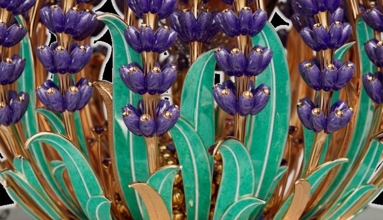 سحر اللافندر ينبض بالحياة.. جولة في عالم "فان كليف أند آربلز" الساحر مع دميتها الجديدة