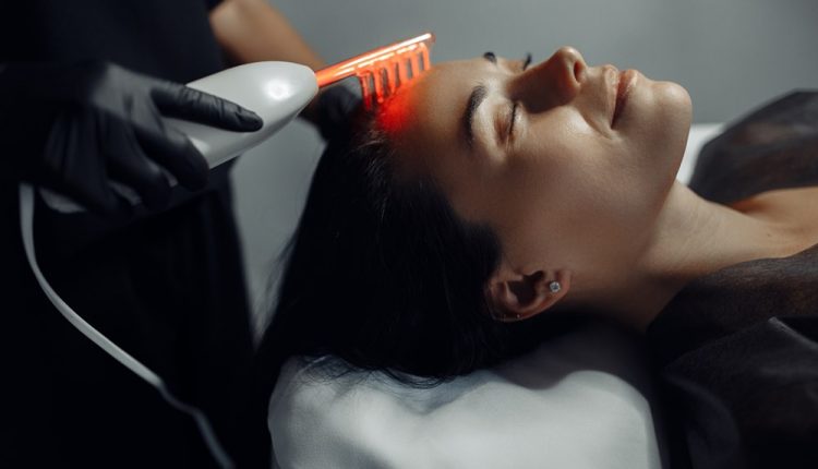 العلاج بالضوء الأحمر يقلل تساقط الشعر