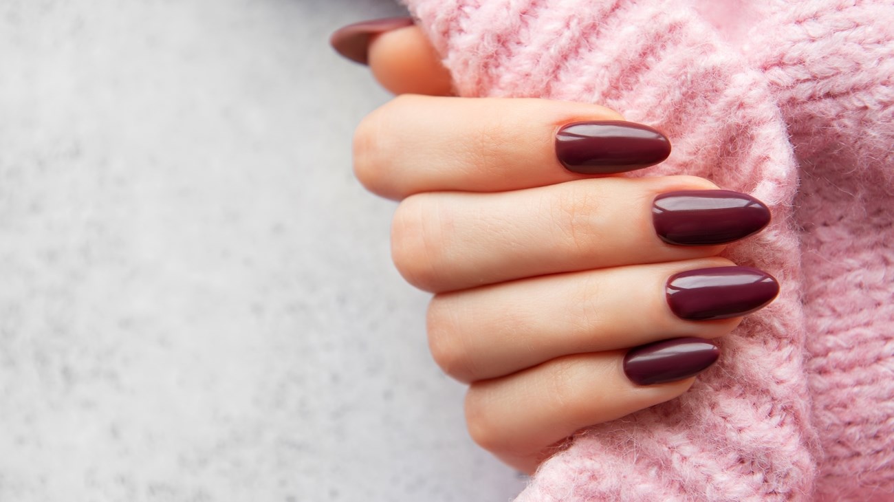 طلاء الأظافر البرغندي أناقة وجاذبية هذا الشتاء