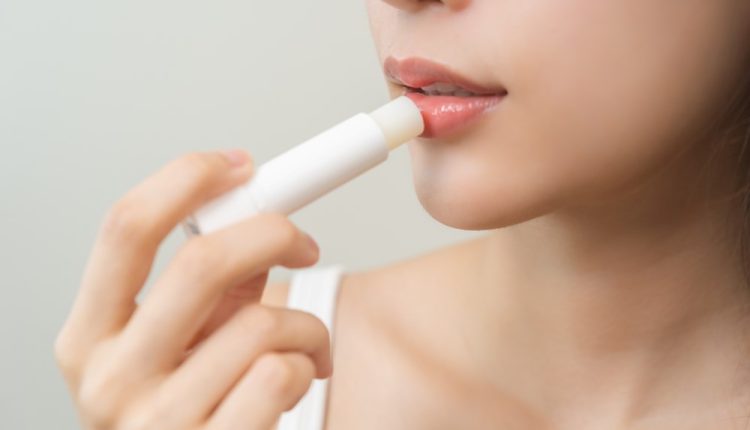 الشفاه الجافة موضة الجرأة والفخامة الطبيعية