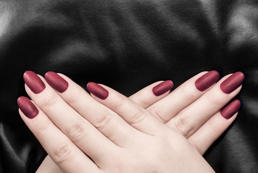 طلاء الأظافر البرغندي أناقة وجاذبية هذا الشتاء