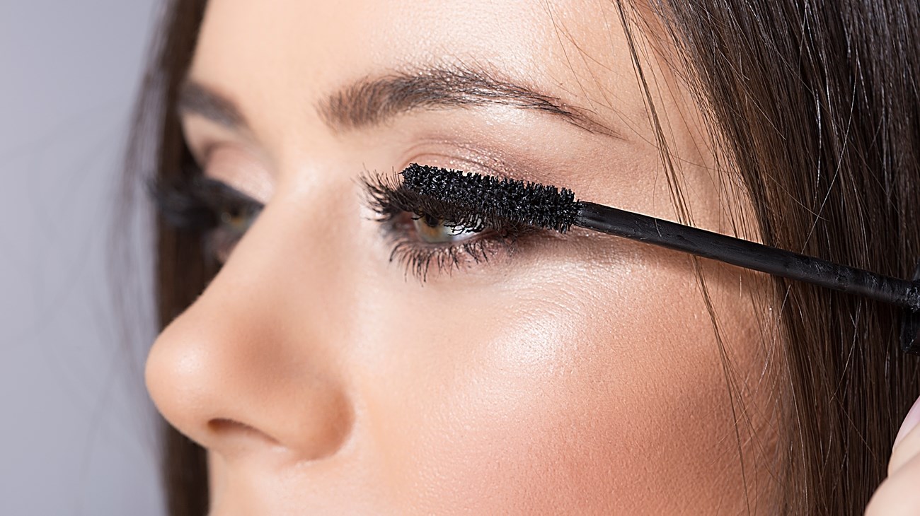 هل تمنع الماسكارا الخالية من الزيت ظهور «عيون الباندا»؟