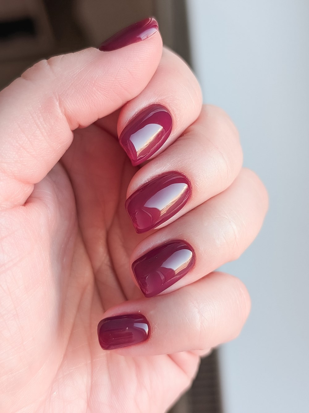 طلاء الأظافر البرغندي أناقة وجاذبية هذا الشتاء