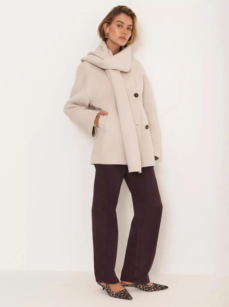 لا غنى عن معطف الوشاح الطويل في خزانتكِ هذا الشتاء